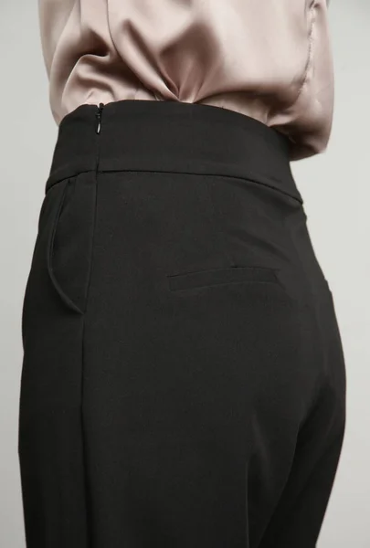 Szczegóły Dotyczące Czarnych Spodni Dostosowanych Indywidualnych Potrzeb Ukrytych Zamków Błyskawicznych — Zdjęcie stockowe