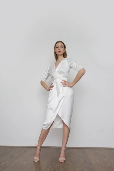 Stüdyo Fotoğrafları Zarif Beyaz Ipek Saten Elbise Giyen Çekici Genç — Stok fotoğraf