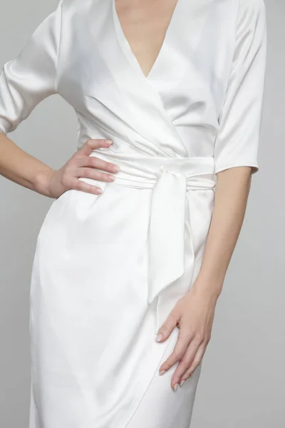 Σειρά Φωτογραφιών Στούντιο Ελκυστική Νεαρή Γυναίκα Φορώντας Κομψό Λευκό Μετάξι — Φωτογραφία Αρχείου