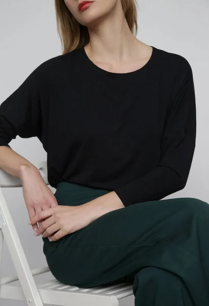 Serie Studiofoton Bilder Ung Kvinnlig Modell Bär Enkel Bekväm Outfit — Stockfoto