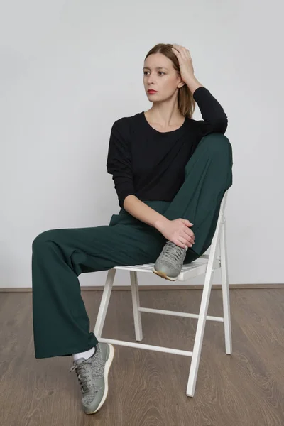 Stüdyo Fotoğrafları Basit Rahat Kıyafetler Organik Pamuk Bluz Yeşil Pantolon — Stok fotoğraf