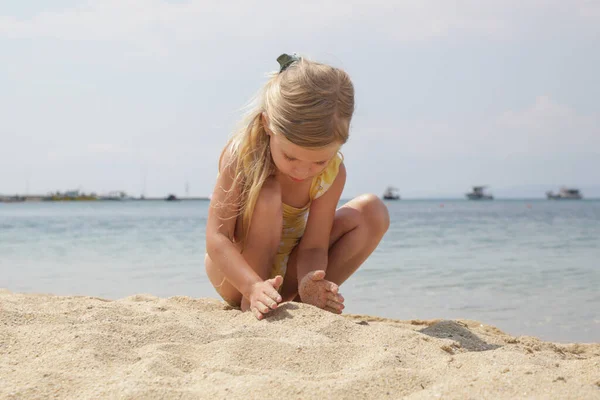 Little Years Old Girl Playing Sand Beach — 图库照片