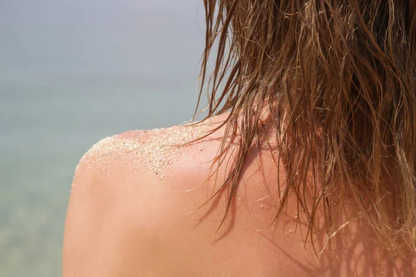 海滩上女人的头发湿透的头发使形象更加接近 咸咸的海水和阳光造成的头发损害 夏季护发概念 — 图库照片