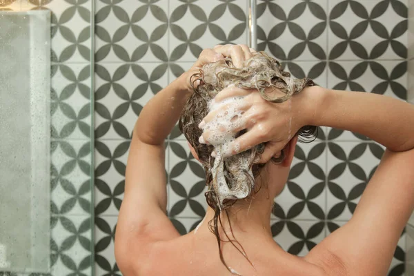 Jovem Tomando Banho Lavando Cabelo Cabine Chuveiro — Fotografia de Stock