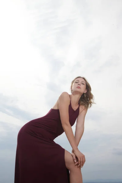 Retrato Aire Libre Moda Modelo Femenino Vestido Púrpura Largo Apretado — Foto de Stock