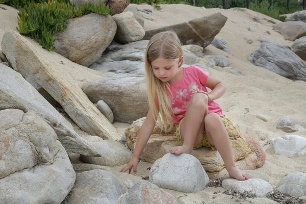 Little Years Old Girl Playing Sand Beach — Stok fotoğraf