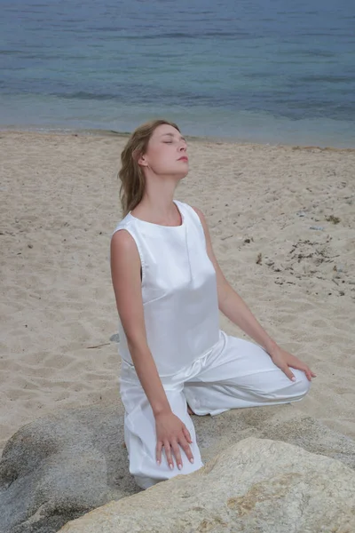 Retrato Moda Livre Modelo Feminino Roupa Seda Branca Praia — Fotografia de Stock