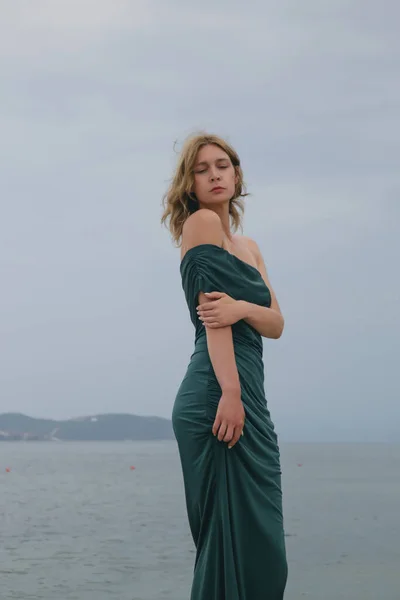 Модний Зовнішній Портрет Жіночої Моделі Довгій Елегантній Зеленій Сукні Пляжі — стокове фото