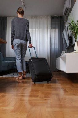 Bagaj otel odasında olan kadın