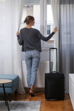 Bagaj otel odasında olan kadın