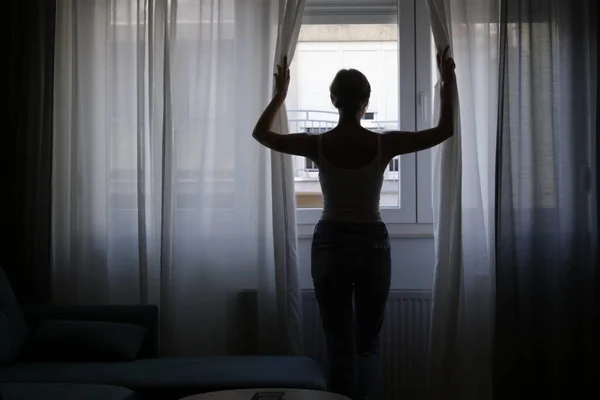 Silhouette Einer Frau Enthüllt Vorhänge Der Wohnung — Stockfoto