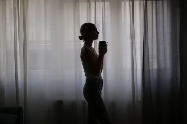 Γυναίκα Πίνει Καφέ Δίπλα Στο Παράθυρο — Φωτογραφία Αρχείου