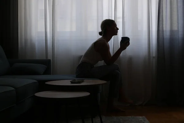 Mujer Tomando Café Junto Ventana —  Fotos de Stock