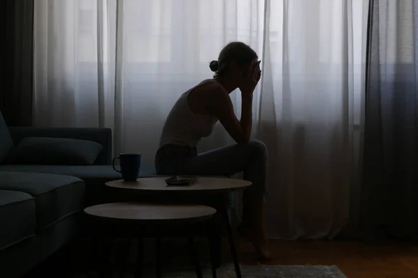 Junge Depressive Frau Sitzt Auf Dem Sofa Neben Dem Fenster — Stockfoto