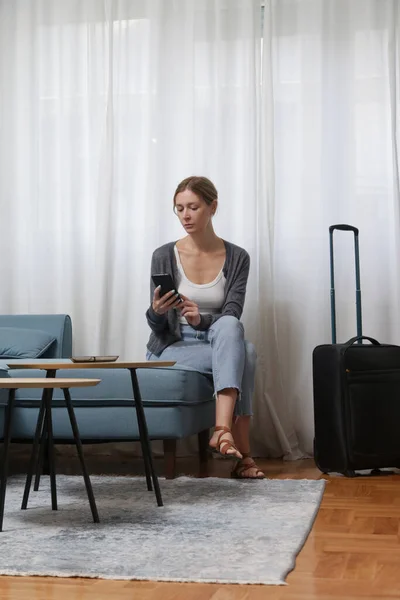 Junge Reisende Mit Smartphone Und Gepäck Hotelzimmer — Stockfoto