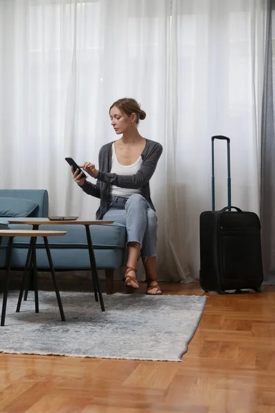 Junge Reisende Mit Smartphone Und Gepäck Hotelzimmer — Stockfoto