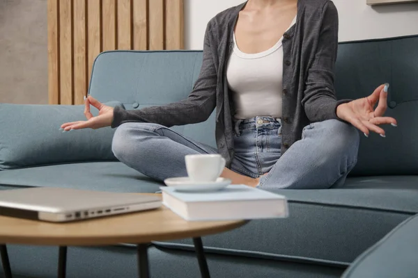Frau Übt Abendmeditation Auf Dem Sofa Wohnzimmer Entspannter Behaglicher Lebensstil — Stockfoto