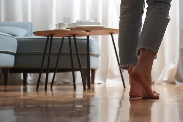 木製の床の上に裸足の女性 アパートの床暖房の概念 — ストック写真