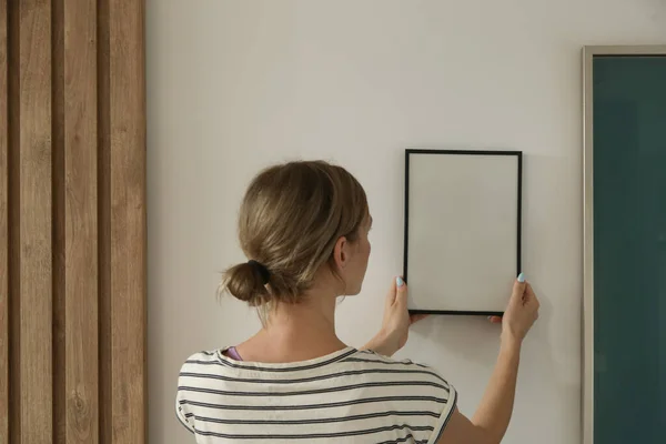 Frau Arrangiert Bilderrahmen Wand Neuem Haus Diy Baumarkt Konzept — Stockfoto