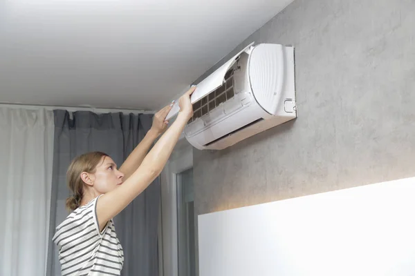 Mujer Reparando Aire Acondicionado Casa — Foto de Stock