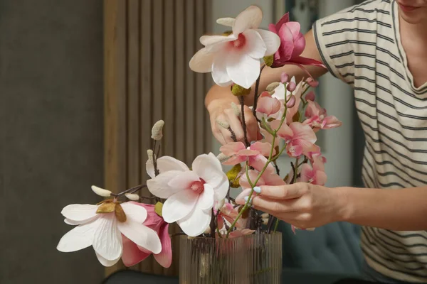 Egy Aki Vázát Rendez Virágokkal Asztalon Háziasszony Gondoskodik Lakásban Kényelemről — Stock Fotó