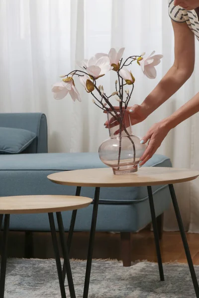 Mujer Arreglando Jarrón Con Flores Mesa Ama Casa Cuidando Comodidad —  Fotos de Stock