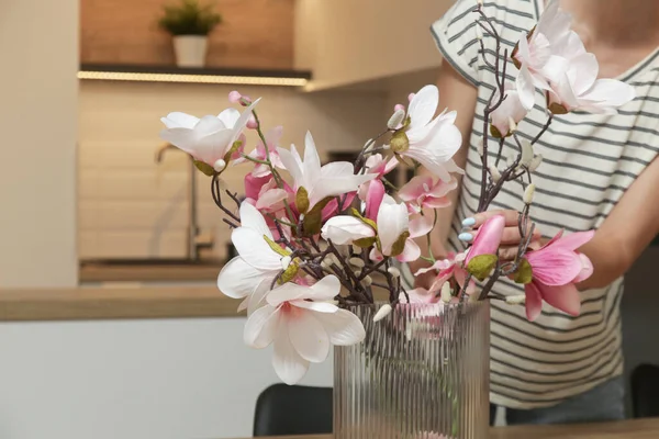 Egy Aki Vázát Rendez Virágokkal Asztalon Háziasszony Gondoskodik Lakásban Kényelemről — Stock Fotó