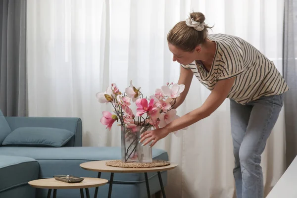 Femme Arrangeant Vase Avec Des Fleurs Sur Table Femme Foyer — Photo