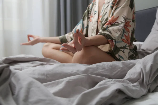 Žena Cvičí Ranní Meditaci Posteli — Stock fotografie