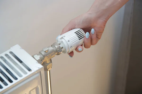 女用手调节散热器恒温阀 中央加热系统控制 — 图库照片