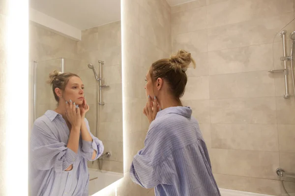 Junge Frau Macht Ihre Morgen Oder Abendroutine Vor Dem Spiegel — Stockfoto