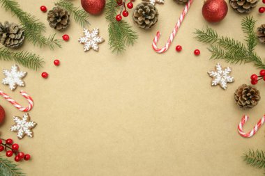 Noel ağacı dalları, kozalaklı kozalaklar, kırmızı böğürtlenler, bayram kurabiyeleri ve süsleri, fotokopi alanı ile üst manzara. Noel, kış tatili, yeni yıl konsepti.