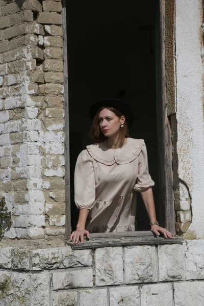 Serie Photos Female Model Beige Dress Abandoned Ruined Building — Stock Photo, Image