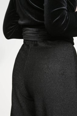 Parlak siyah tulum giyen kadın modellerin seri fotoğrafları. Yeni yıl partisi için basit ve etkili kıyafetler. Tatil sezonu kıyafetleri.