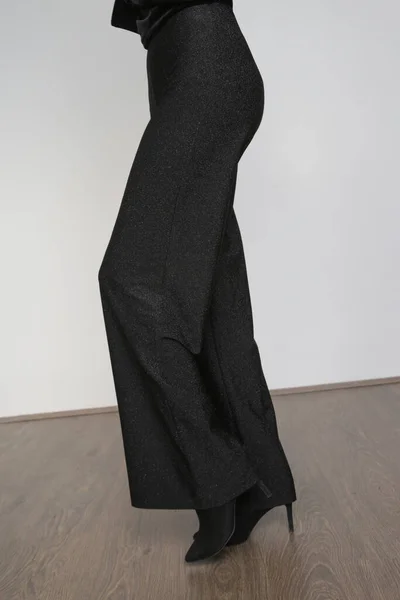 女模特穿着宽黑典雅长裤和黑高跟鞋的摄影棚照片系列 — 图库照片