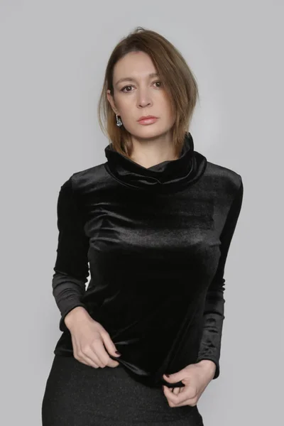 Serie Fotos Estudio Modelo Femenino Con Felpa Cuello Alto Negro — Foto de Stock