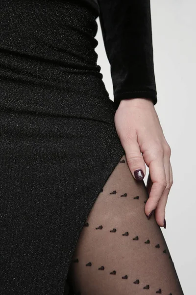 Serie Studiofoto Van Vrouwelijk Model Met Sprankelende Zwarte Strakke Rok — Stockfoto