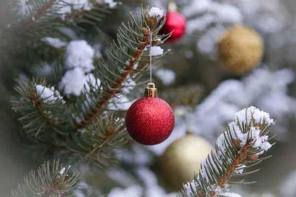 Outdoor Weihnachtsbaum Mit Schnee Bedeckt Und Mit Weihnachtskugeln Geschmückt Ferien — Stockfoto