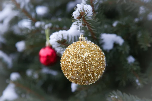 Árvore Natal Livre Coberta Com Neve Decorada Com Ornamentos Bolhas — Fotografia de Stock