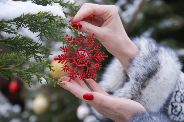 Frau Schmückt Weihnachtsbaum Freien Mit Rotem Schneeflockenschmuck Ferien Und Winterkonzept — Stockfoto