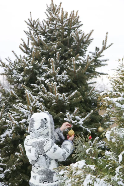 Mujer Decorando Aire Libre Árbol Navidad Con Burbuja Navidad Oro —  Fotos de Stock