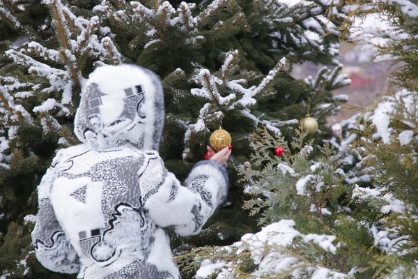 Mulher Decoração Árvore Natal Livre Com Bolha Natal Dourado Férias — Fotografia de Stock