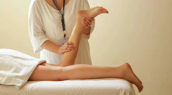 Güzellik Salonunda Kısmi Bacak Masajı Yaptıran Genç Bir Kadın — Stok fotoğraf