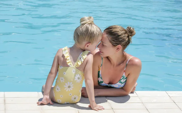 Matka Její Holčička Těší Den Bazénu Letní Dovolená Koncept — Stock fotografie