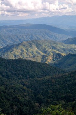 Nan Eyaleti, Pua 'daki Doi Sakad dağ vadisinin güzel manzarası. Kış mevsiminde Tayland' ın temiz havadan oluşan ormanlık bir vadide yuva yapmış küçük bir köy.