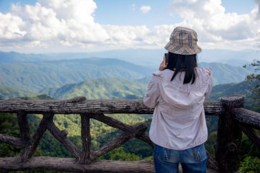 Nan ili 'nde dağ manzarası ve mavi gökyüzünün fotoğrafını çeken bir turist. Nan, Tayland' ın kuzeyinde Laos ile sınır komşusudur.