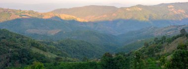 Nan Eyaleti, Pua 'daki Doi Sakad dağ vadisinin güzel manzarası. Kış mevsiminde Tayland' ın temiz havadan oluşan ormanlık bir vadide yuva yapmış küçük bir köy.