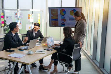 Harika kararlar veriyor. Genç, güzel iş kadınları ve zeki iş adamları ofis masasında oturan takım arkadaşlarını dinlerken gülümseyip bir şeyler tartışıyorlar.