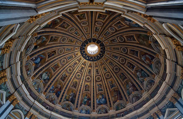 Koepel van Sint Peter 's basiliek — Stockfoto