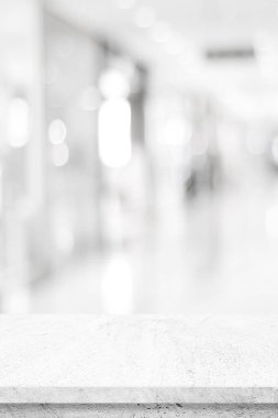 Beyaz bulanık depo arkaplanı üzerine boş dikey beyaz çimento tablo, ürün ekran montajı